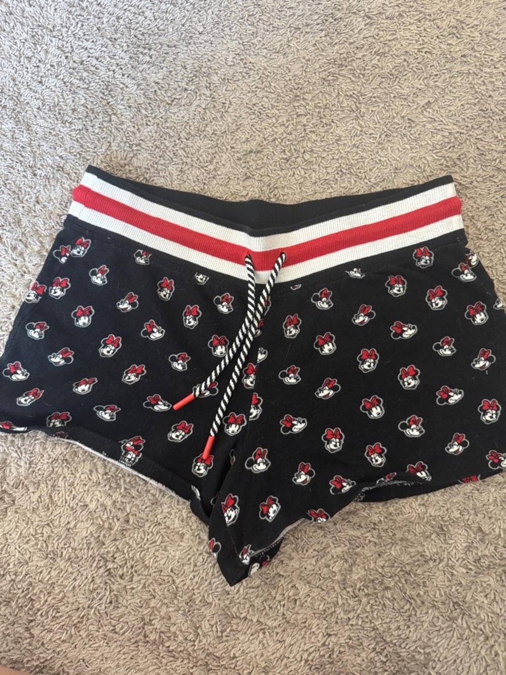 Disney Black and Red Minnie Mouse Print Athletic Shorts / BB10